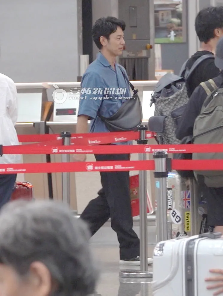 妻夫木聰開心提著佳德鳳梨酥走回團隊。特勤中心攝