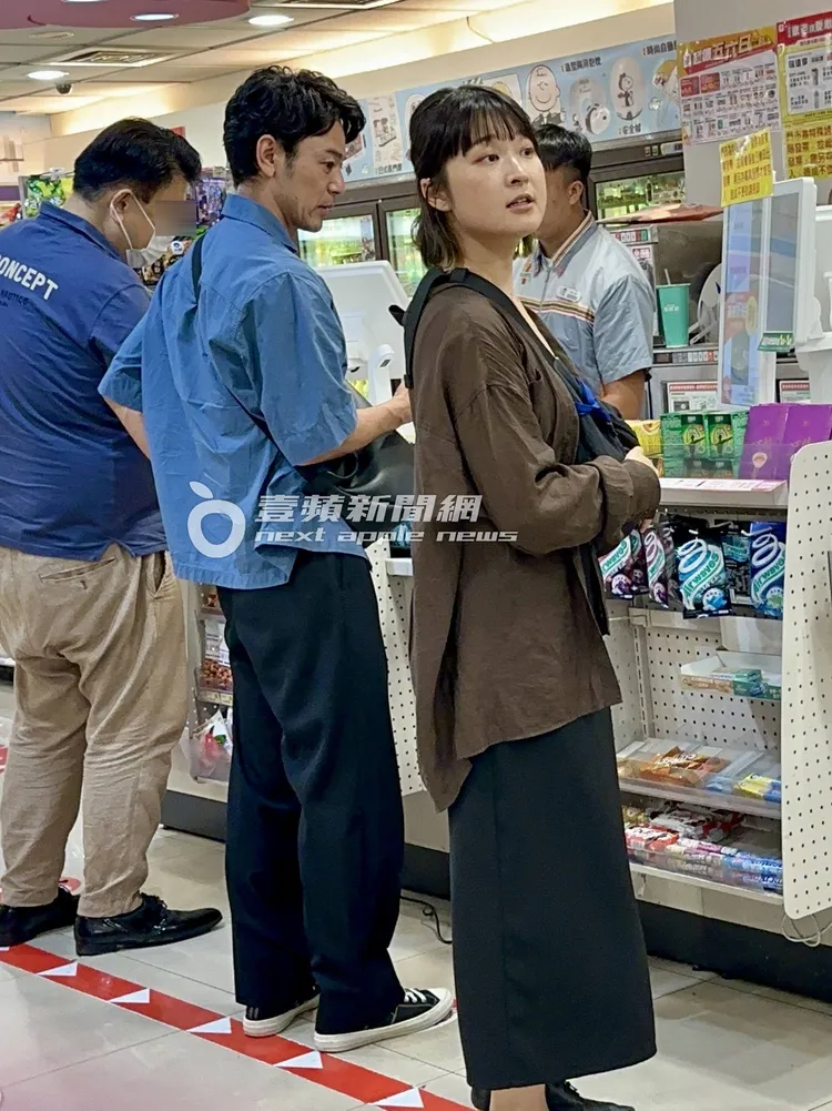 妻夫木聰跟台灣翻譯走到超商櫃台準備用手機支付買單。特勤中心攝