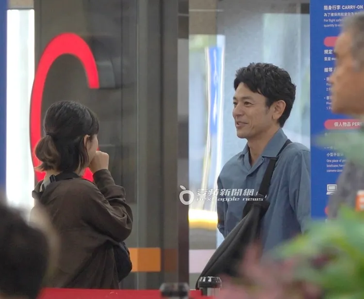 等待行李箱託運時，妻夫木聰與台灣翻譯輕鬆閒聊。特勤中心攝