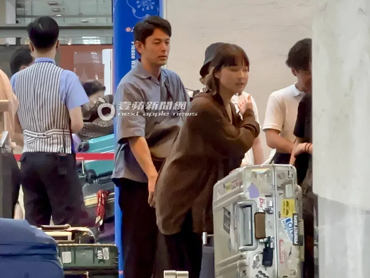 妻夫木聰仔細查看行李箱公斤數有無超重。特勤中心攝