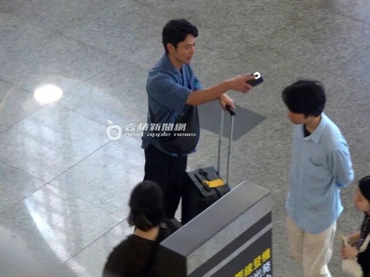 距離登機報到還有一段時間，妻夫木聰比著台灣伴手禮商店方向準備走去逛逛。特勤中心攝