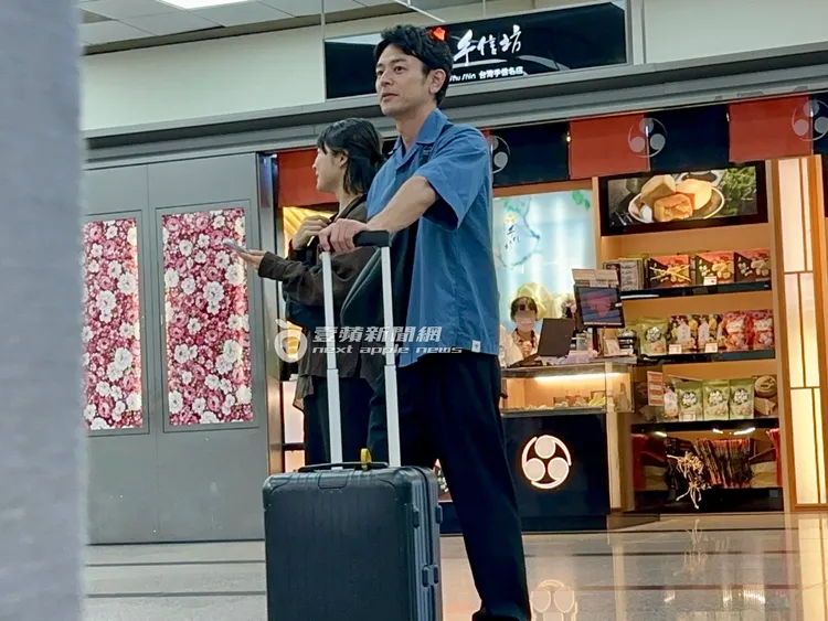 妻夫木聰走出「手信坊」準備到華航櫃台排隊。特勤中心攝