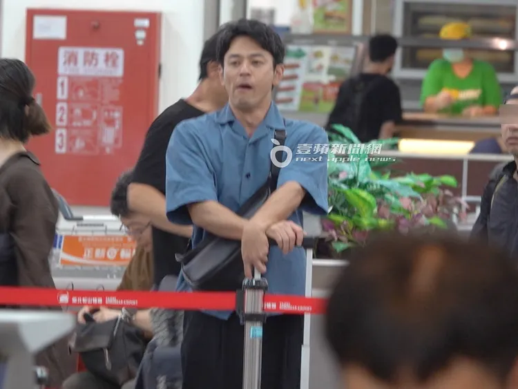 妻夫木聰突然打起哈欠，已完成工作十分放鬆。特勤中心攝