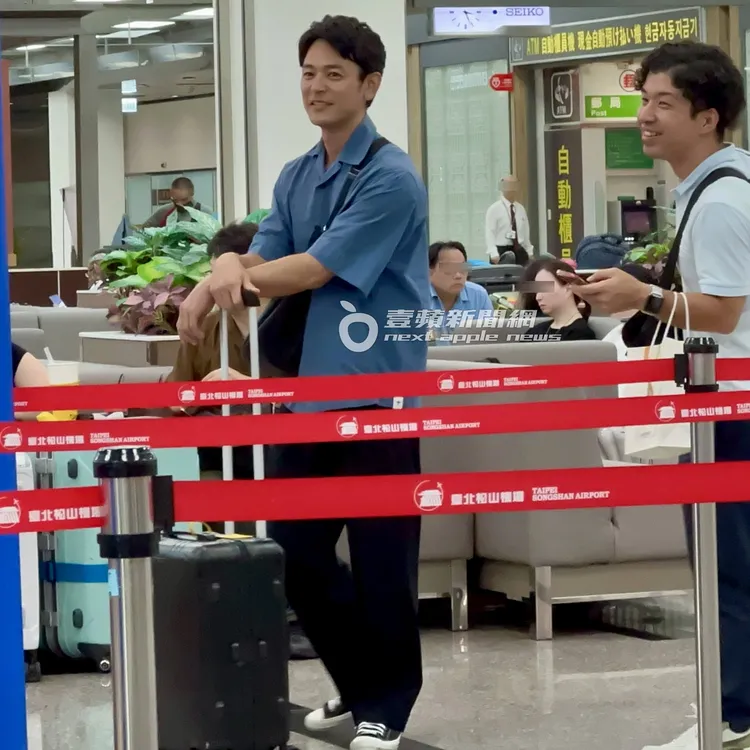 妻夫木聰推著RIMOWA行李箱排隊報到，好心情全寫在臉上。特勤中心攝