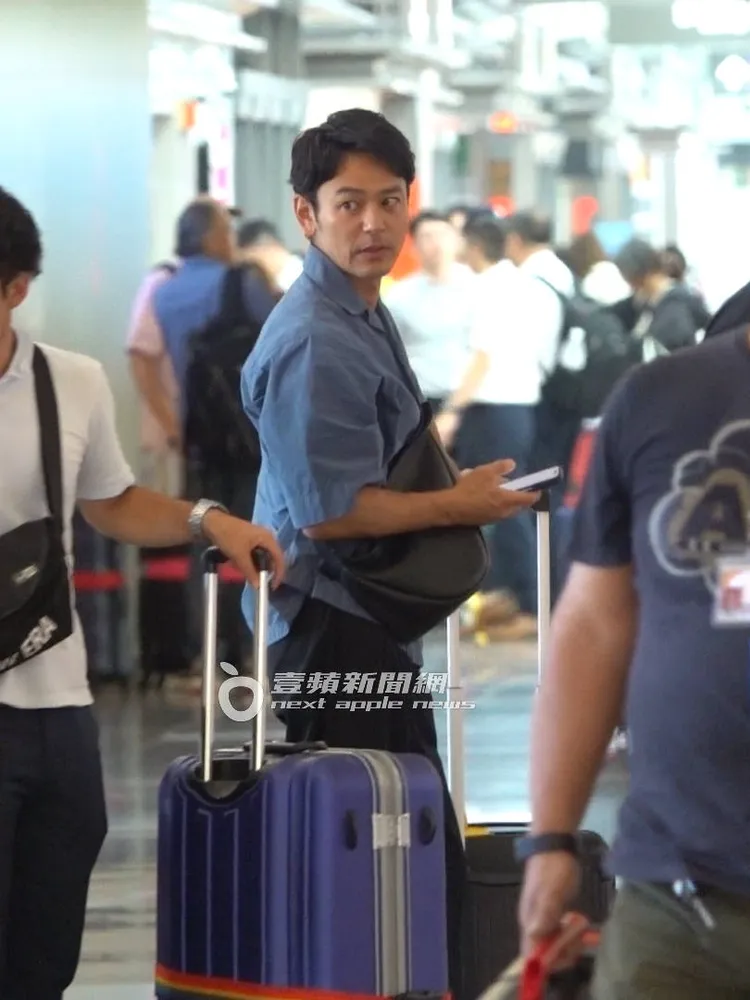 走進機場，妻夫木聰轉頭查看工作人員有無跟上腳步。特勤中心攝