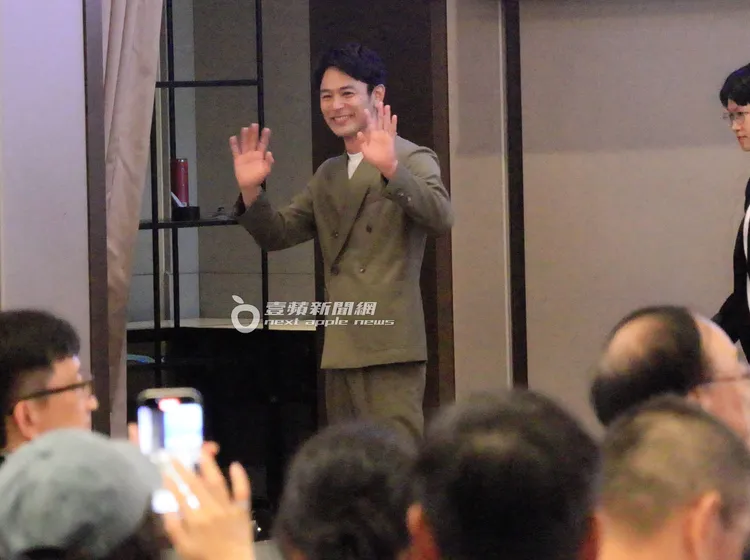 妻夫木聰在記者會結束後向大家揮手道別。特勤中心攝