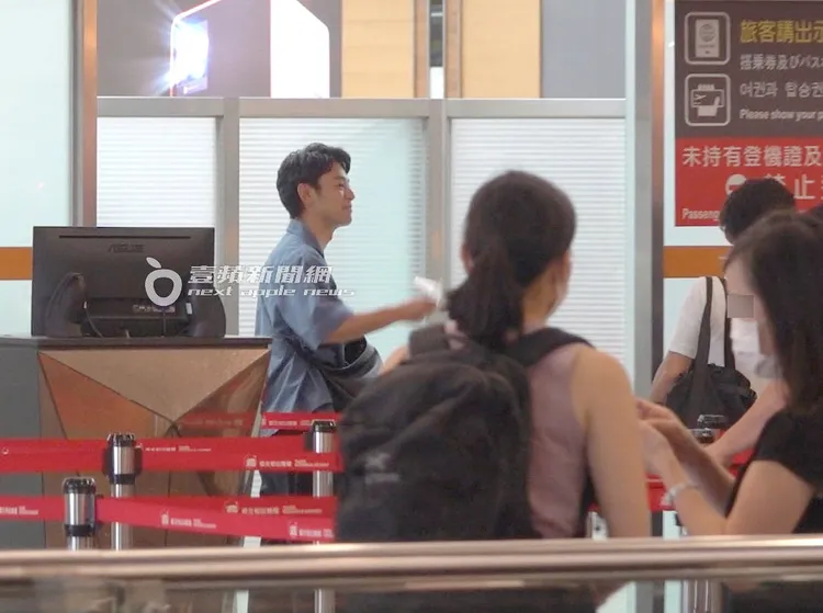 妻夫木聰查驗完證件後，回頭向台灣工作人員揮手道別。特勤中心攝