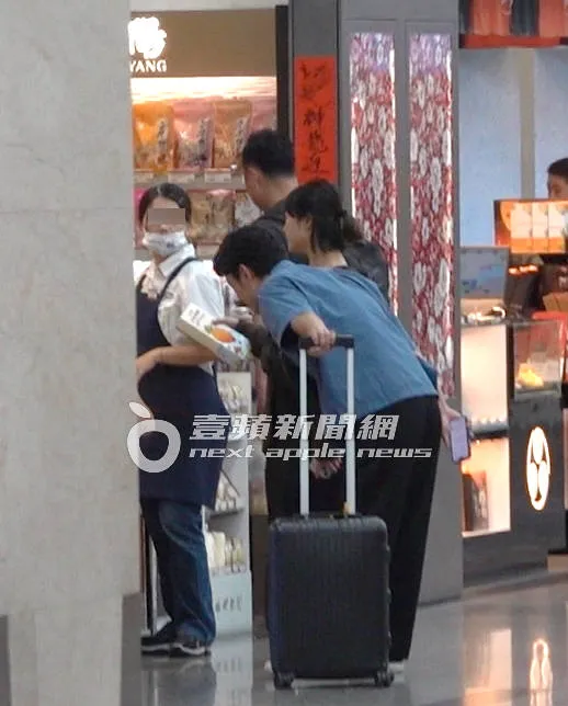 妻夫木聰與工作人員走到一旁新東陽台灣名產店選購商品。特勤中心攝