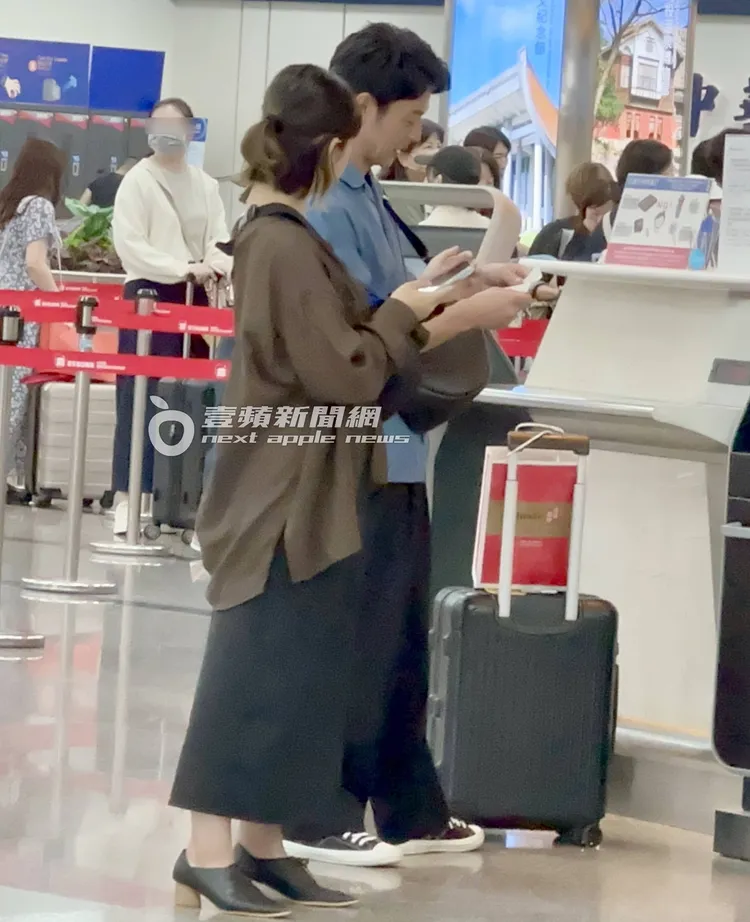 妻夫木聰拿著剛印出來的機票，與助理確認資訊有無錯誤。特勤中心攝