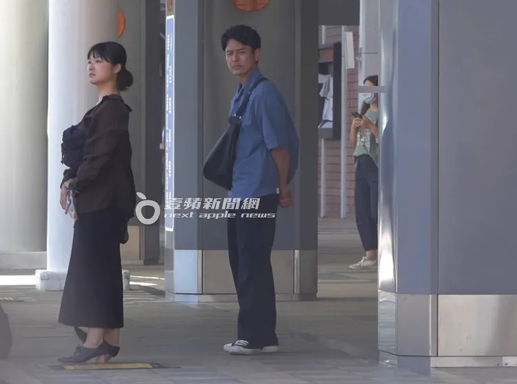 抵達松山機場，妻夫木聰率先下車，站在一旁等候。特勤中心攝