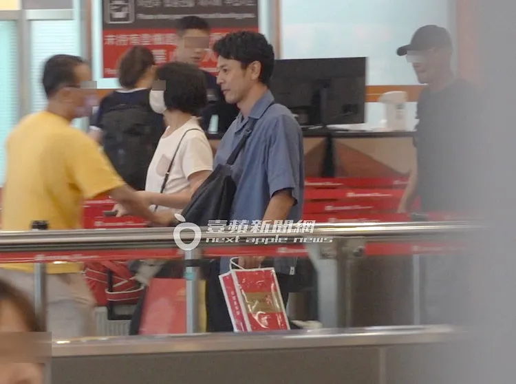 妻夫木聰排隊準備出境。特勤中心攝