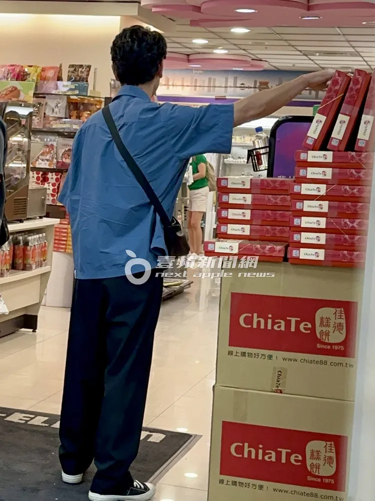 妻夫木聰最後選擇佳德鳳梨酥帶回日本。特勤中心攝