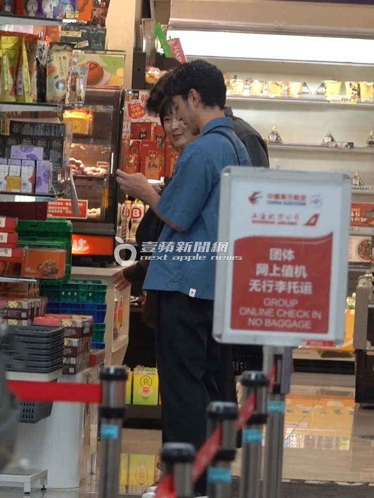 妻夫木聰跟助理走到超商，停下腳步選購鳳梨酥。特勤中心攝