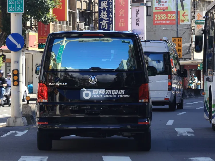 妻夫木聰一行人分坐2輛保母車行駛在台北街頭。特勤中心攝