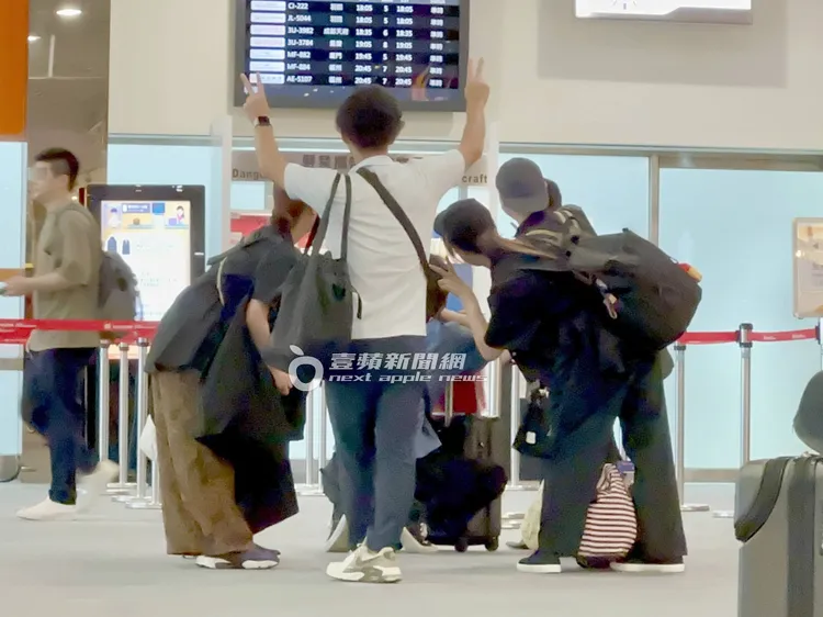 妻夫木聰蹲在前面與工作團隊在離台前最後一張合照。特勤中心攝