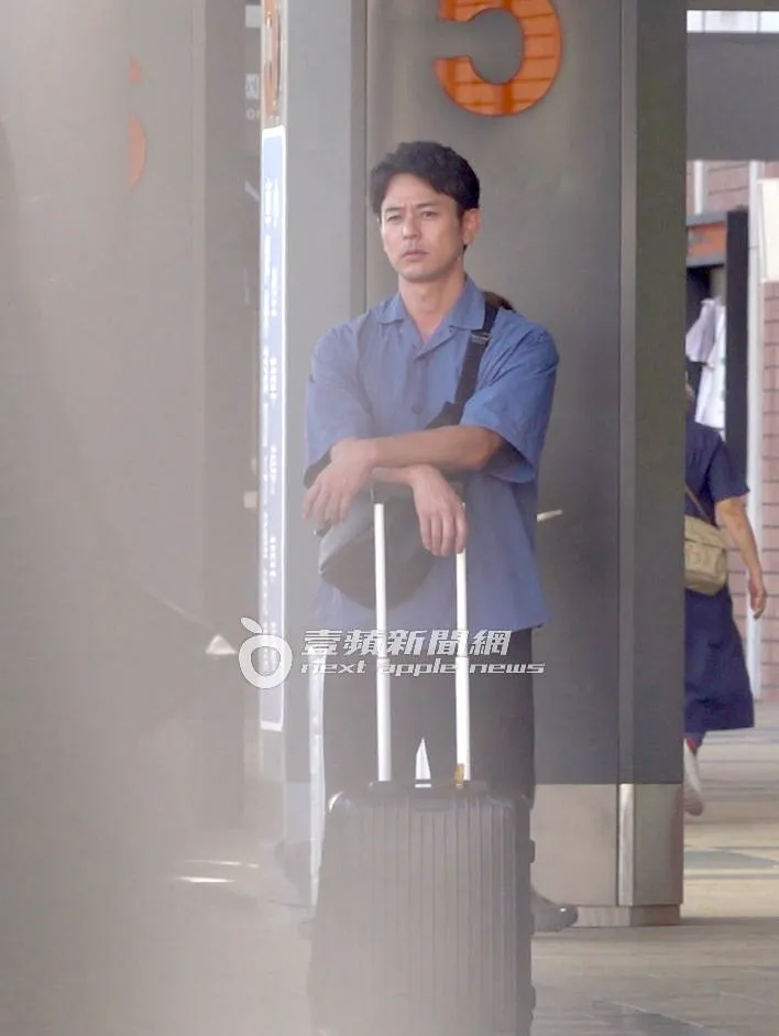 妻夫木聰將雙手放在RIMOWA行李箱上等待工作人員，模樣瀟灑。特勤中心攝