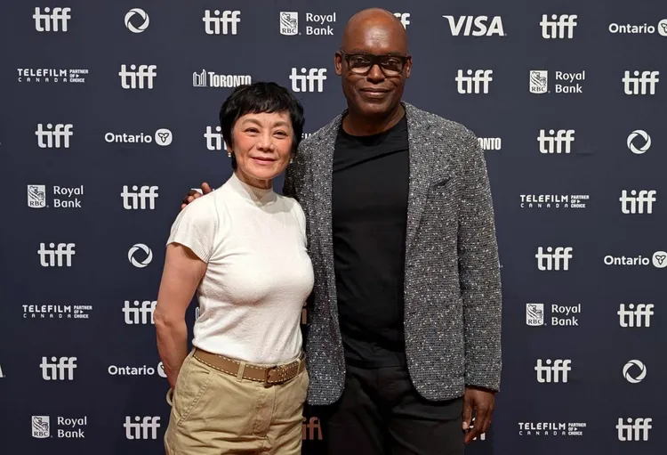 張艾嘉（左）憑《女兒的女兒》動人演技獲頒多倫多影展站台單元特別提及獎，與影展執行長卡麥隆貝利 Cameron Bailey（右）合影。東昊提供