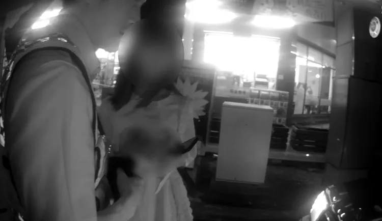 警方到場拆穿騙局，成功安撫少女情緒。民眾提供