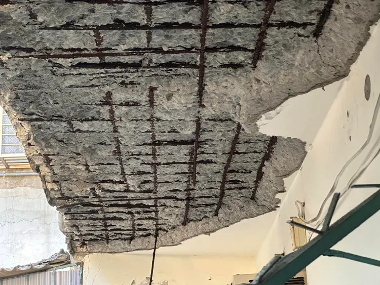 海砂屋公寓整片混擬土剝落。翻攝畫面