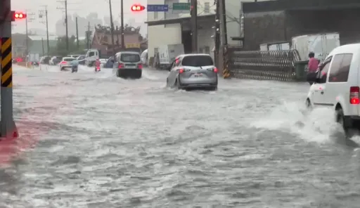 大雷雨直直落!台南市区积水漫入民宅还停电 雨带北移晚间已退水