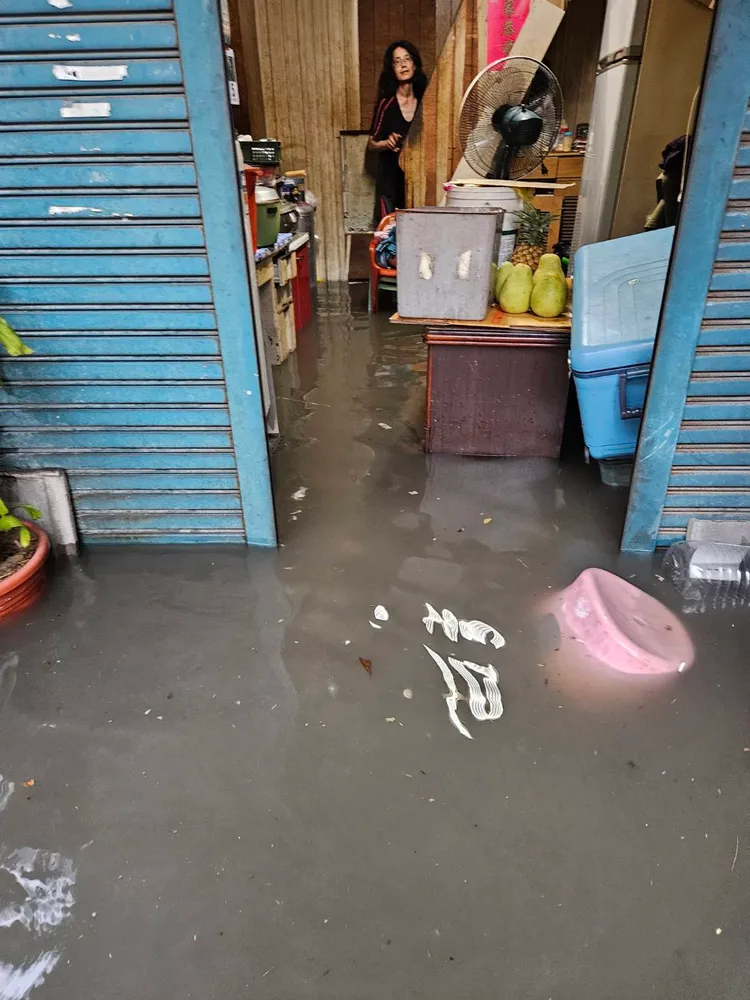 台南市區下午強降雨，有部分區域出現積水情形，漫入住家1樓。民眾提供