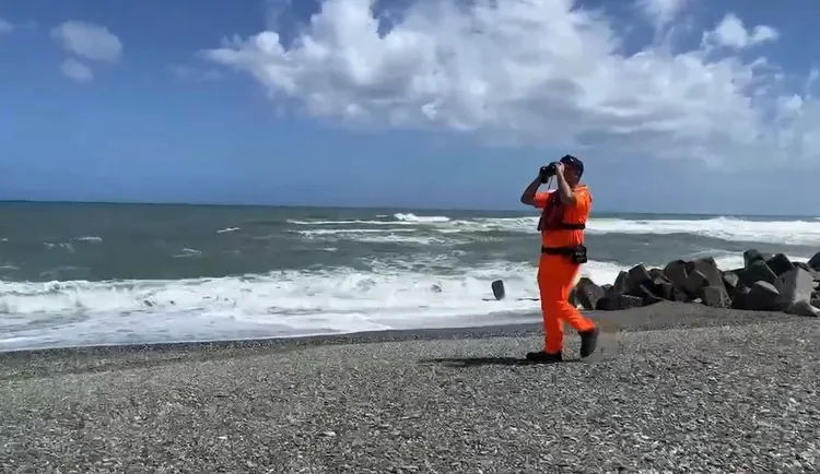 海巡人員在岸際搜索。海巡署提供