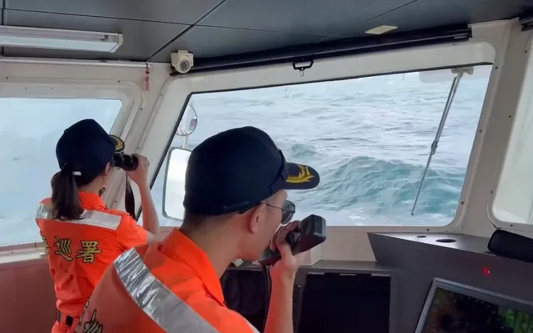 海巡人員廣播驅離。海巡署提供