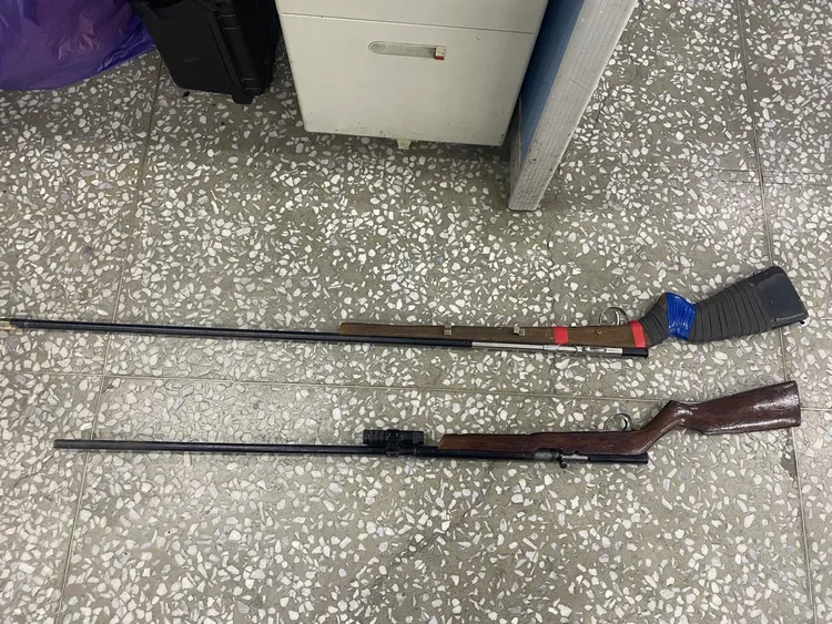 警方見小貨車形跡可疑，經攔查發現梅花鹿遺體1隻、獵槍2把。翻攝畫面