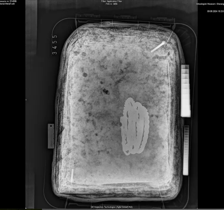 寶藏的檢視圖，考古人員稱其為1000年的維京人寶藏。翻攝自《紐約郵報》