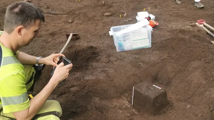 維京人寶藏埋在一間小房屋下面。翻攝自《紐約郵報》