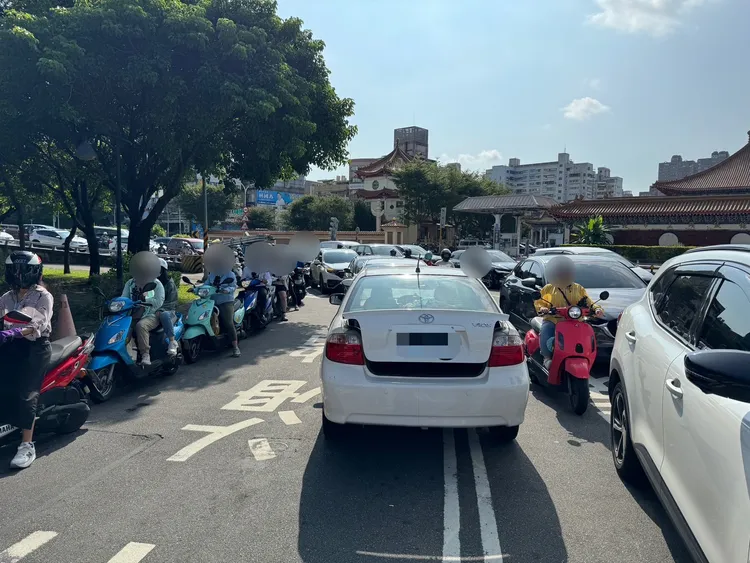 賴男一早開車開到睡著，車輛逆向嚇壞用路人。翻攝畫面