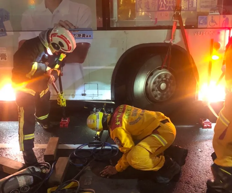 東海大學2名女學生22日深夜過馬路，被巨業公車撞上，造成1死1傷。資料照片