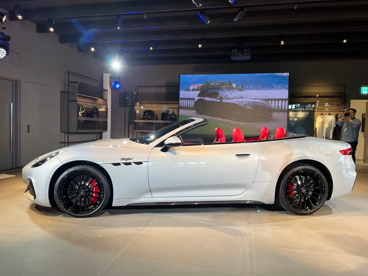 全新GranCabrio Trofeo標誌性的敞篷車頂以防水織布打造軟頂結構，且盡可能減少折疊後的體積。周奕豪攝