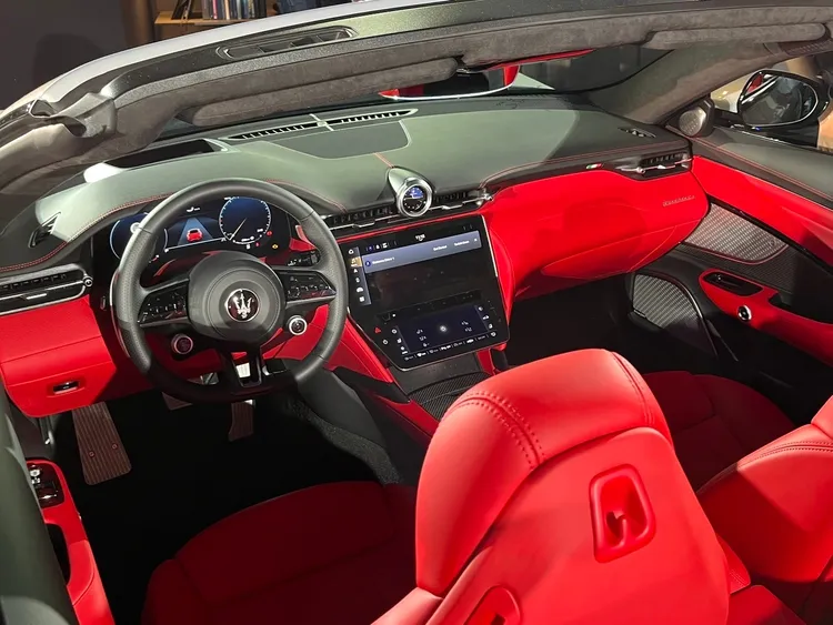 中控台採用一體式玻璃面板設計12.3吋中央觸控螢幕與8.8吋舒適觸控螢幕上下相連，整合車頂開關、空調、座椅調整等功能。周奕豪攝