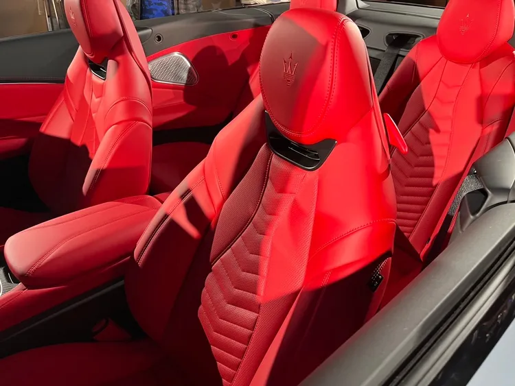 全新GranCabrio Trofeo配備了創新的頸部暖風系統。周奕豪攝