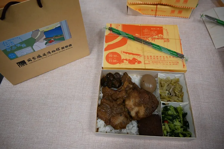 鐵道便當職人李玉霞指導製作的台灣鐵路便當。文化部提供