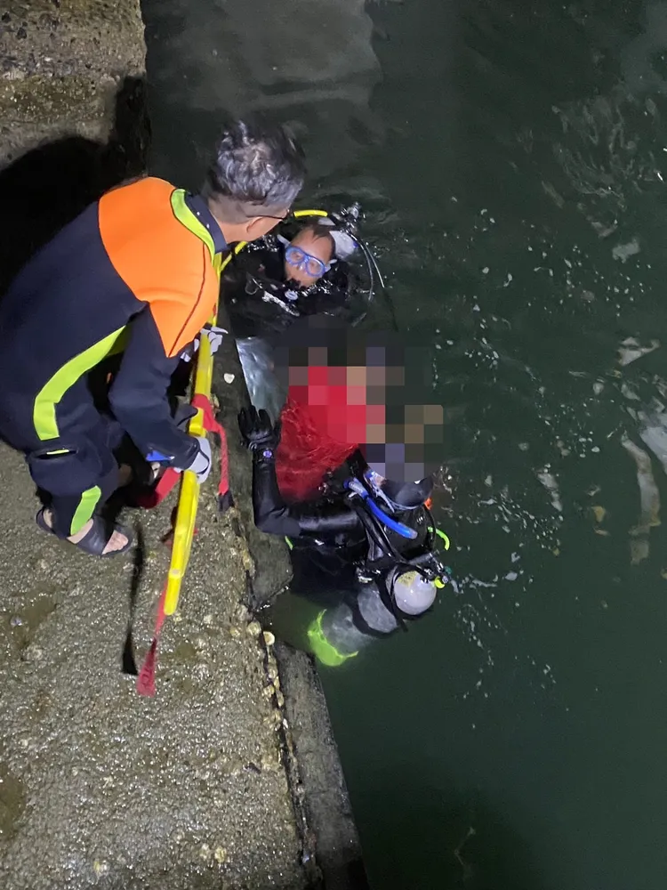 潛水人員在水面下找到陳姓船長時，他已經明顯死亡。讀者提供