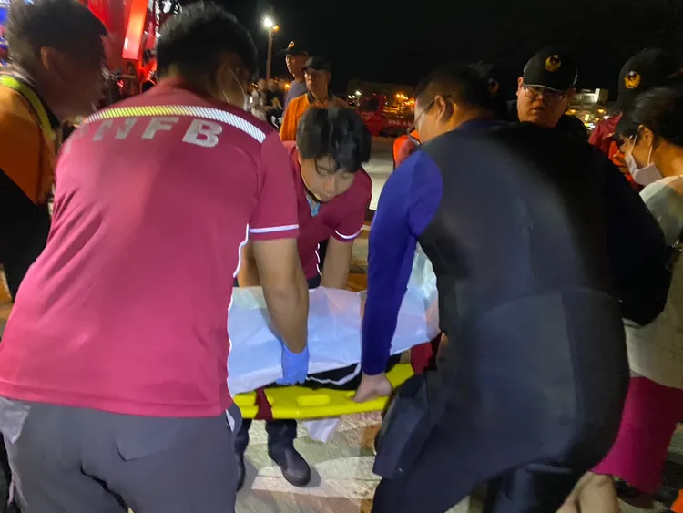 搜救人員將陳姓船長遺體移往殯儀館，等待警方調查事發原因。讀者提供