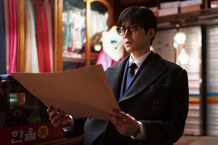 金宣虎罕見戴眼鏡演戲，獲得好評。Disney+提供