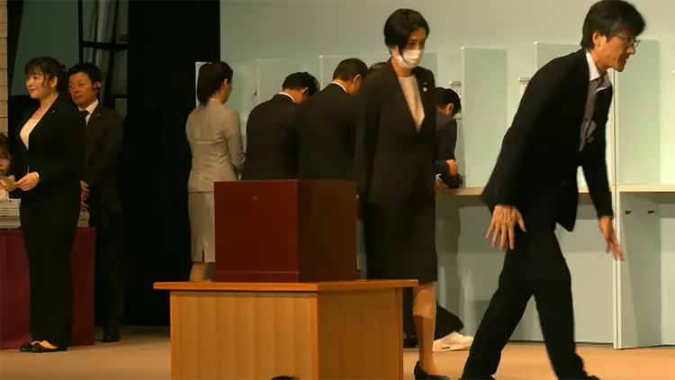 女工作人員的身材吸引日本網友目光。翻攝自自民黨YouTube