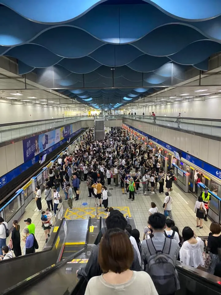 北捷嚴重延誤，新埔站等車人潮也眾多。翻攝我是板橋人臉書社團