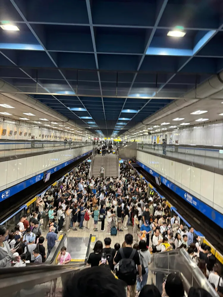 北捷嚴重延誤，江子翠站人山人海。翻攝我是板橋人臉書社團