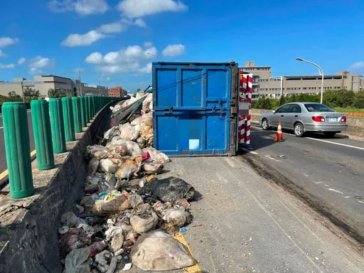 台61觀音段資源回收車爆胎翻覆 回收物散一地!一度僅1車道可通行