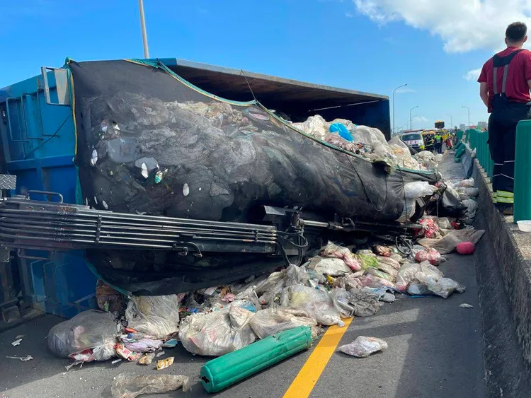 回收物散落一地。大園警分局提供