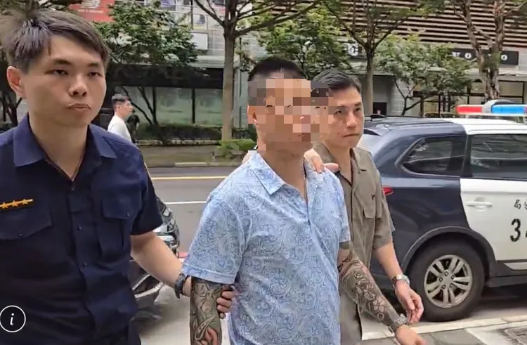 包手男（雙臂刺青）聲稱砸店是為了討公道。翻攝畫面