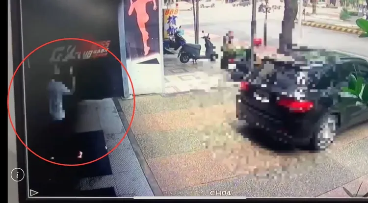 陳男下車先持棍棒揮打玻璃。翻攝畫面