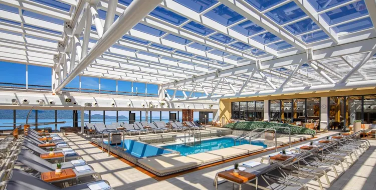 無論何種天氣，都可以享受游泳及在水中嬉戲的樂趣，或靜泡在水裡的悠然自在。