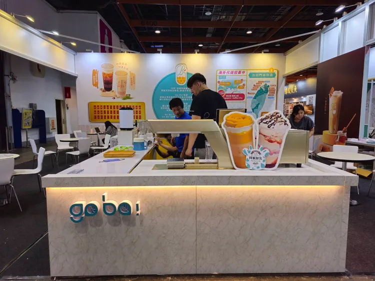 2024台北國際連鎖加盟展業者推出AI製茶機。業者提供