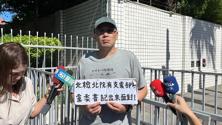 名嘴毛嘉慶在北院外舉標語抗議。莊宗達攝