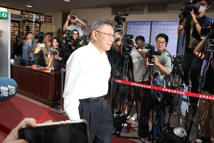 柯文哲聽到媒體詢問「怕出不來嗎？」仍微笑進入北院。莊宗達攝